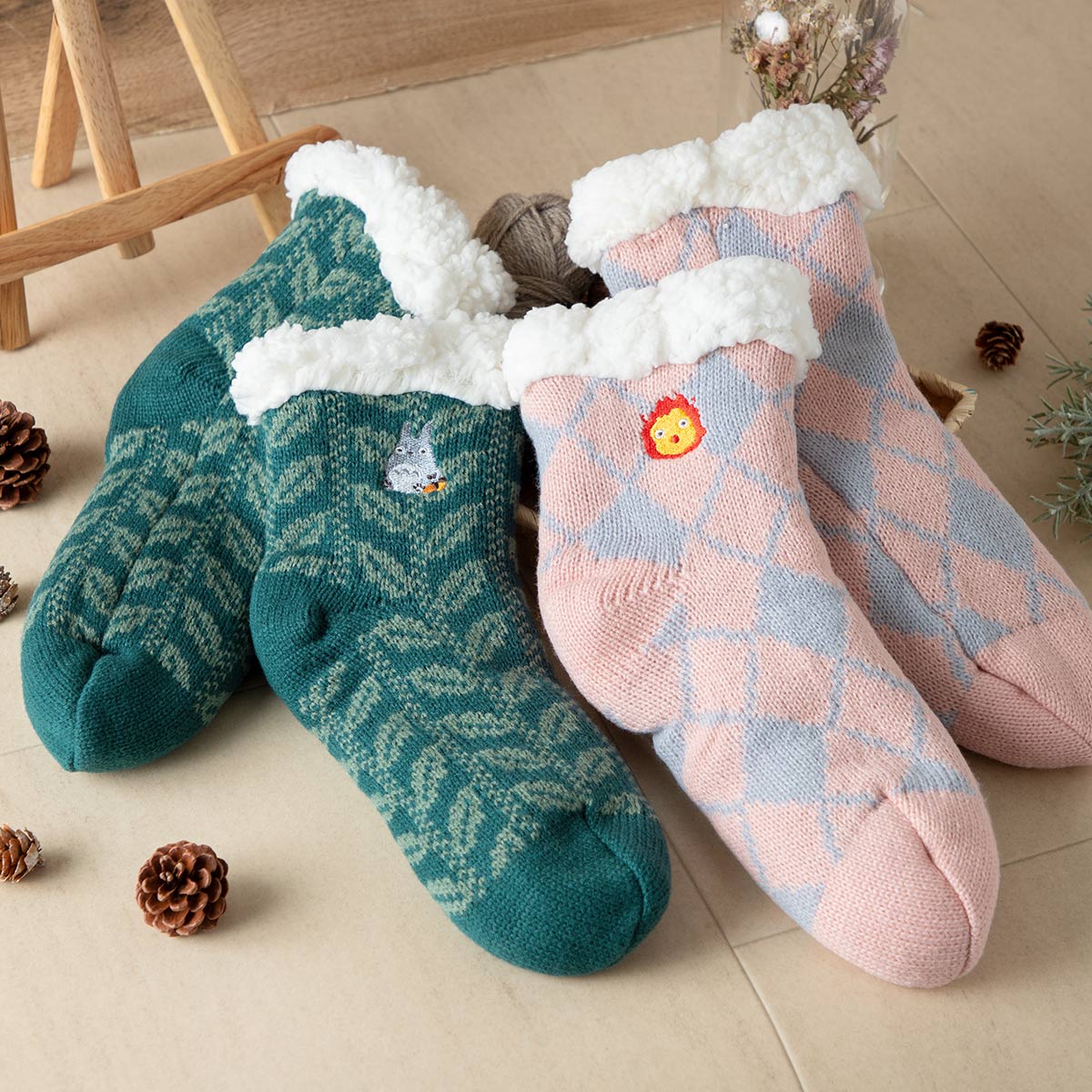 My Neighbor Totoro Leaf-Pattern Boa-Lined Room Socks 23-25 cm - official view 3